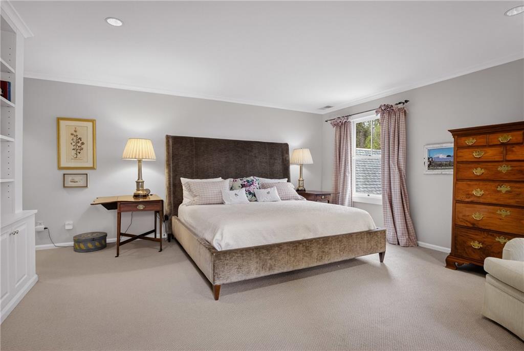 321 Fairview Road Pittsburgh, PA 15238 - Photo 29 of 50 a spacious bedroom with a bed and a lamp