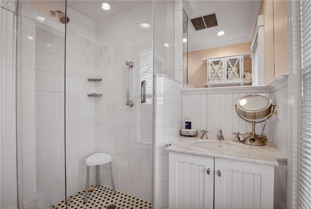 321 Fairview Road Pittsburgh, PA 15238 - Photo 37 of 50 a bathroom with a toilet sink a shower and a mirror