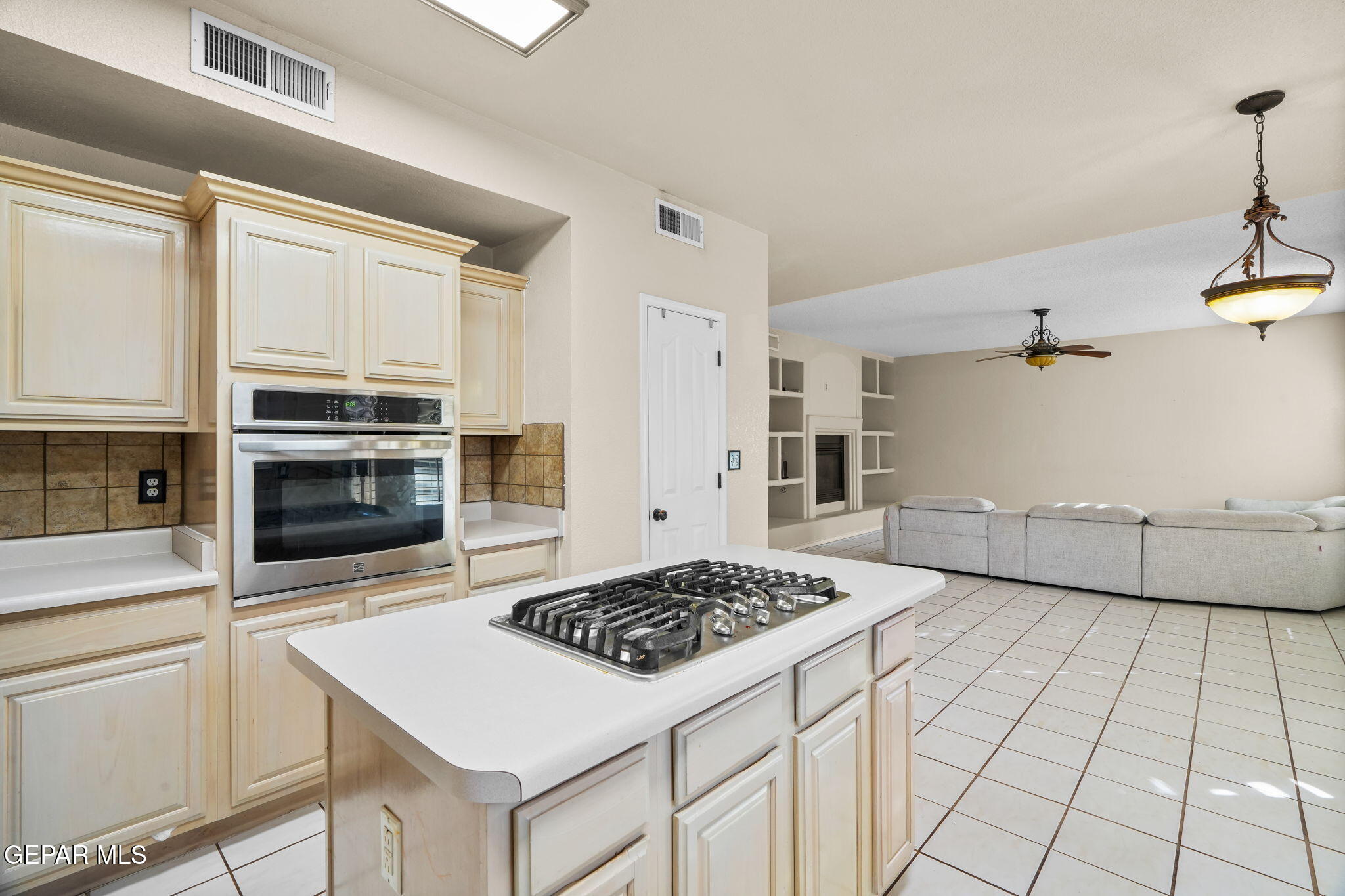 2013 Shadow Ridge Drive El Paso, TX 79938 - Photo 33 of 78 2013 Shadow Ridge Dr-32