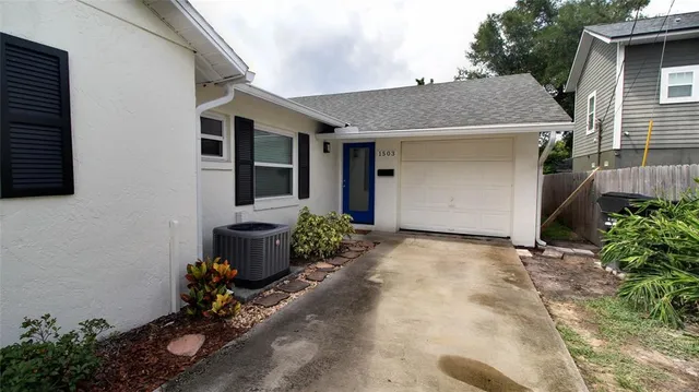 a view of a house with backyard and garden