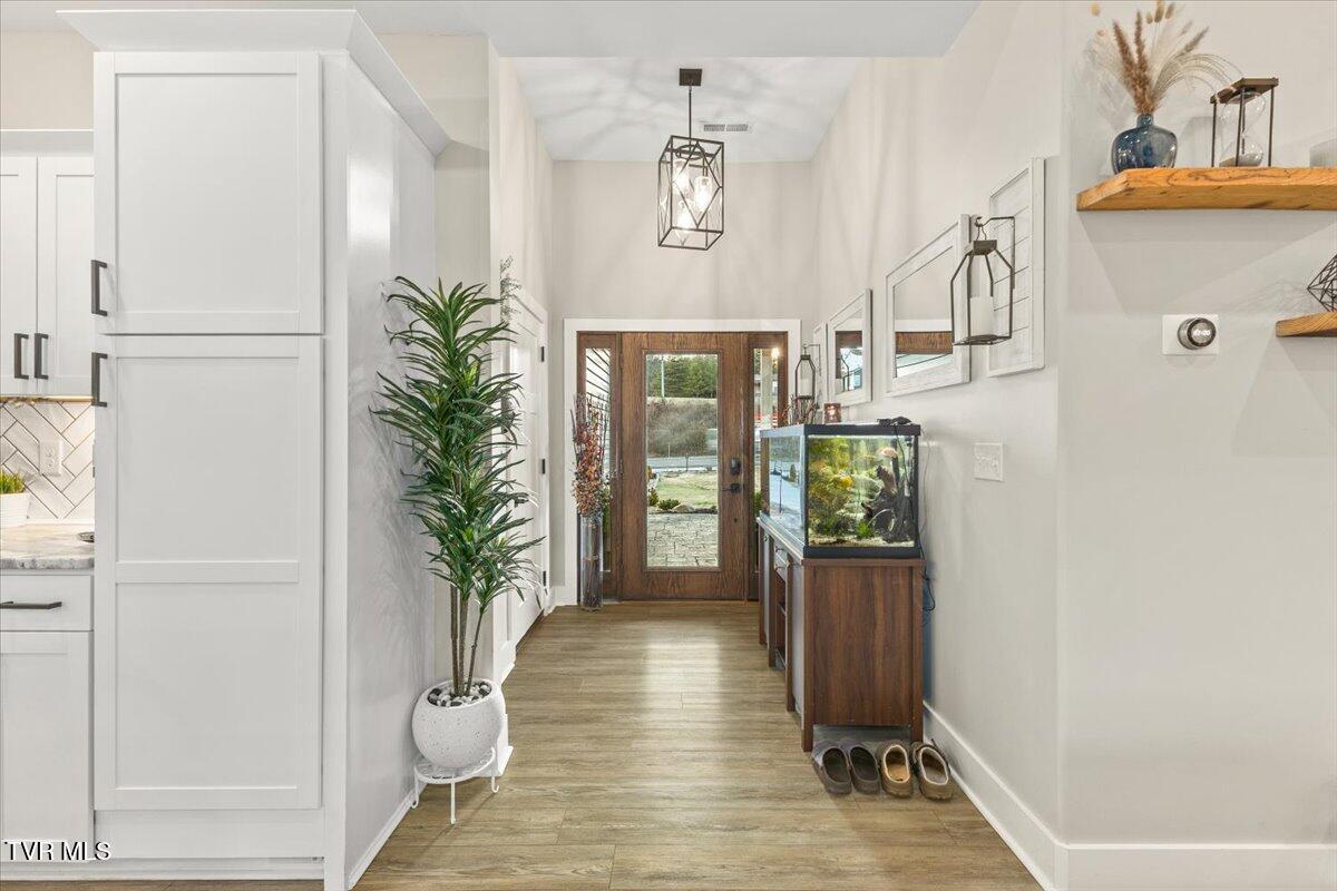 994 Boones Creek Road Jonesborough, TN 37659 - Photo 4 of 49 Foyer