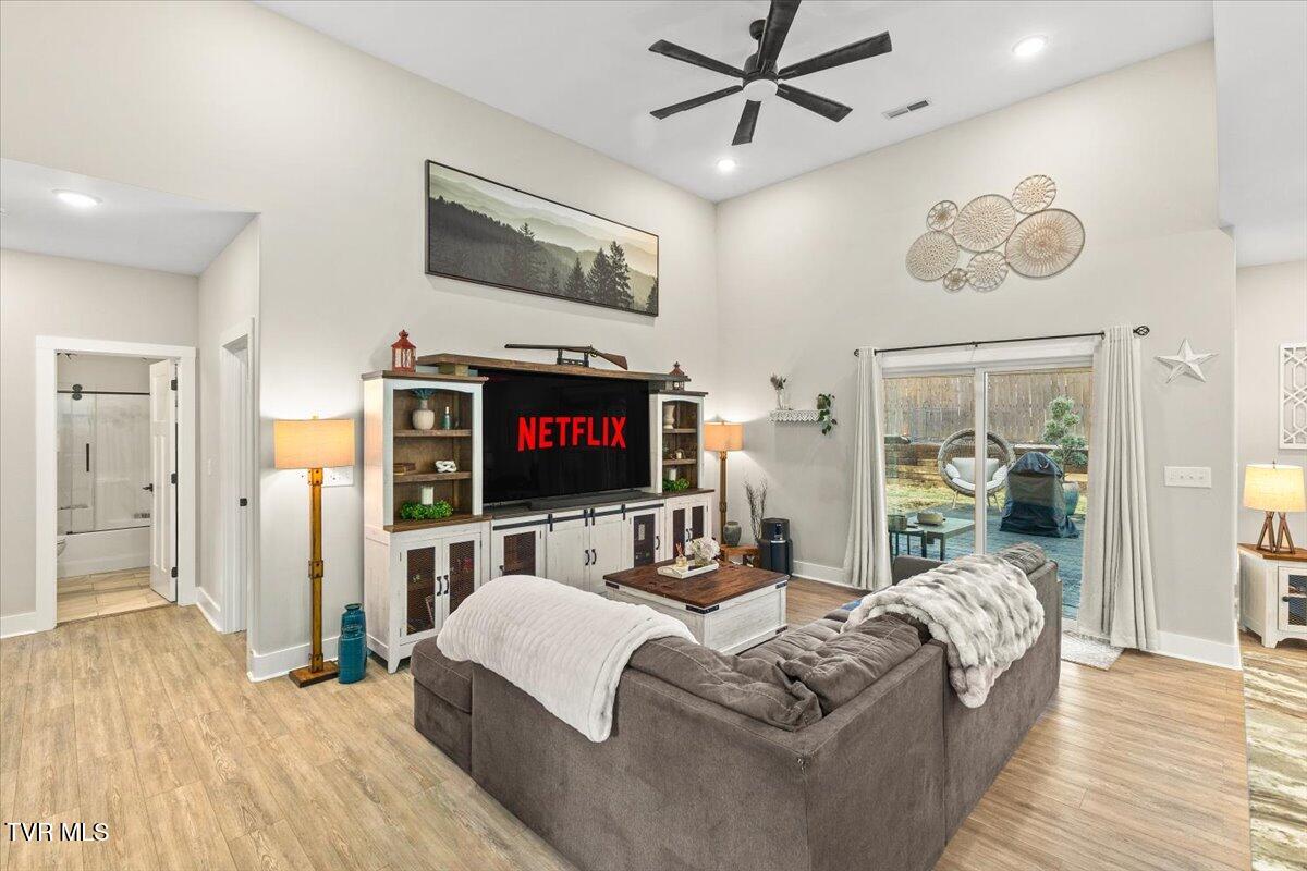 994 Boones Creek Road Jonesborough, TN 37659 - Photo 5 of 49 Livingroom