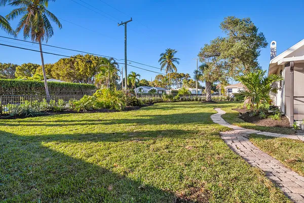 a view of a yard with a house