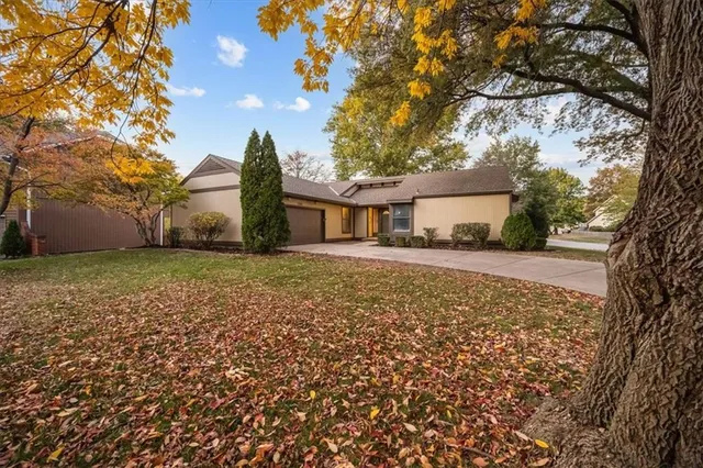 $375,000 | 2300 West Post Oak Road, Olathe, KS 66061