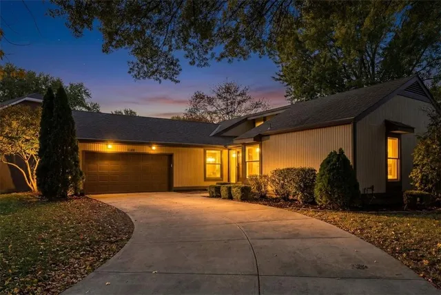 $375,000 | 2300 West Post Oak Road, Olathe, KS 66061