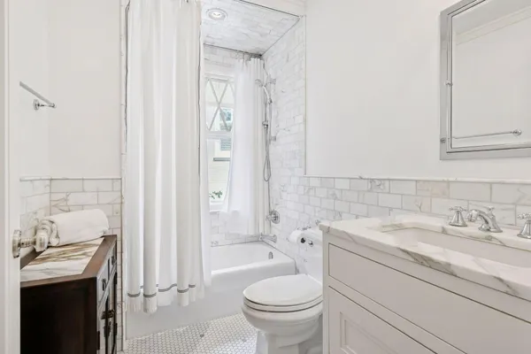 $2,875,000 | 2225 Lake Of The Isles Parkway East, Minneapolis, MN 55405