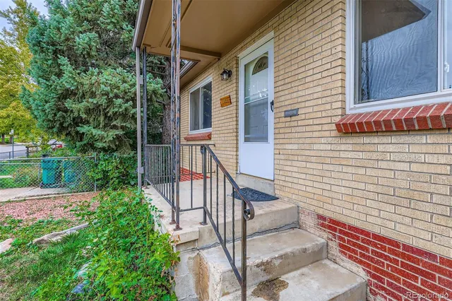 a view of a house with backyard and deck