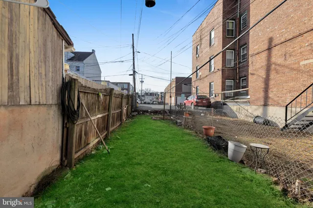 a view of a back yard