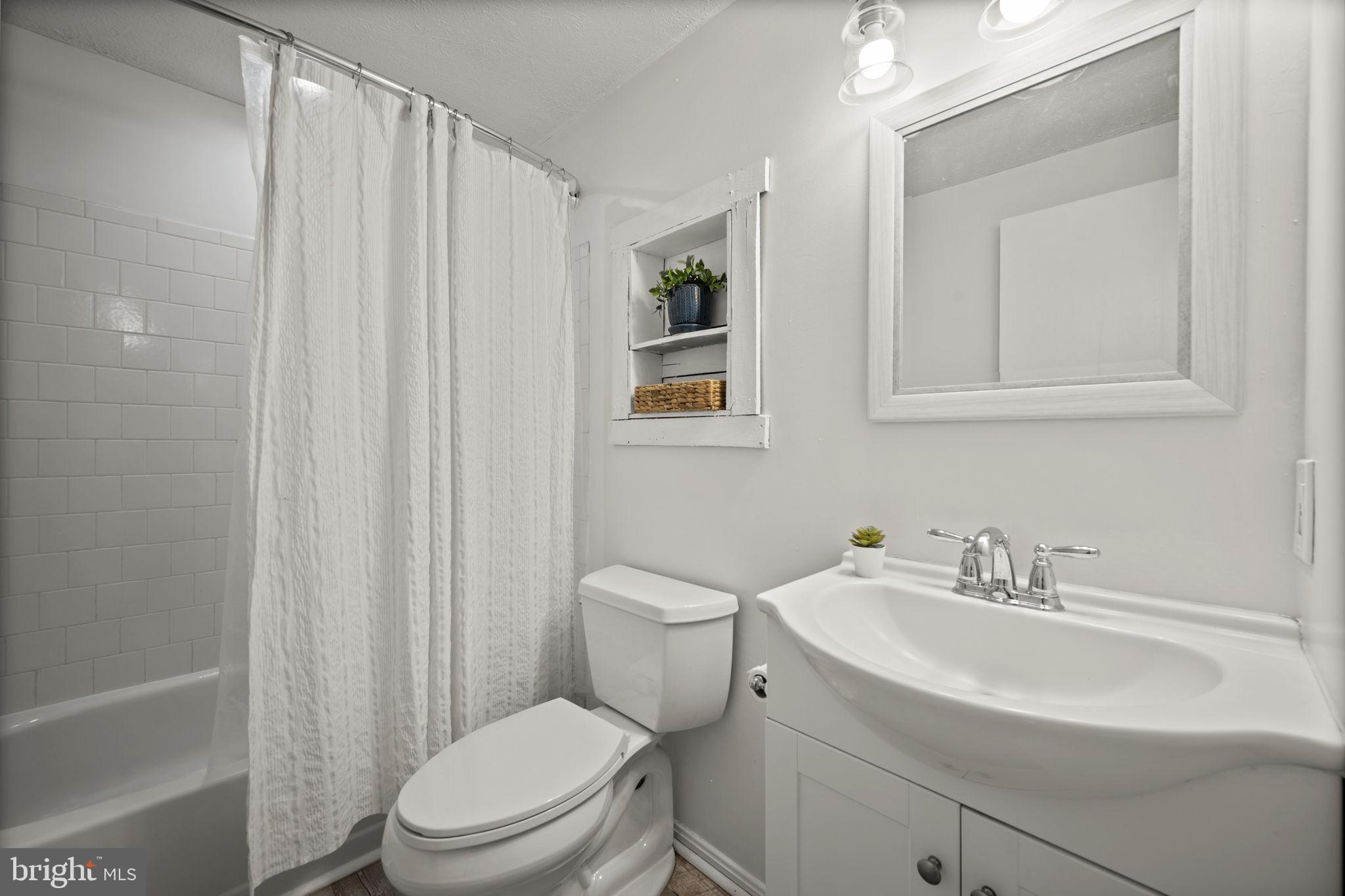 1492 Dockside Court Frederick, MD 21701 - Photo 23 of 43 full hall bath in upper level