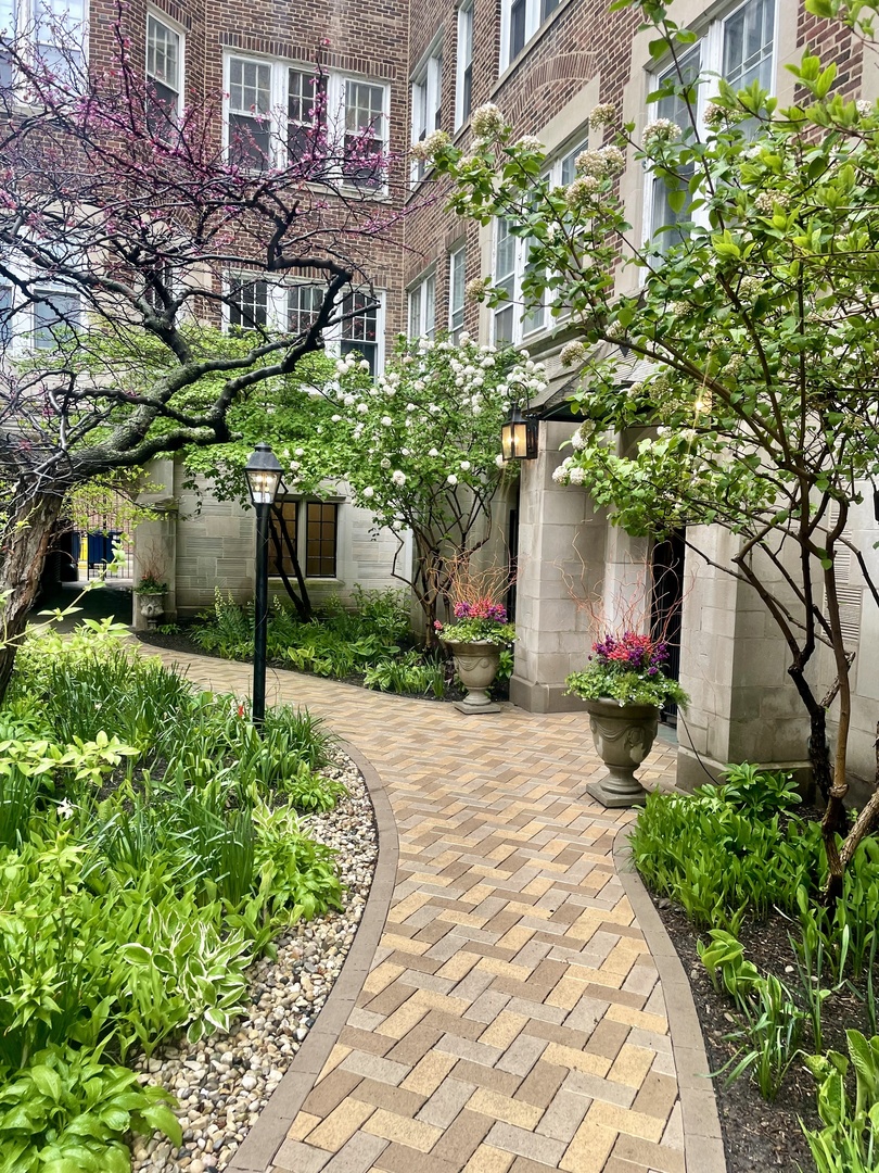 6334 North Sheridan Road, Unit 7F Chicago, IL 60660 - Photo 3 of 25 Gallery Image 3