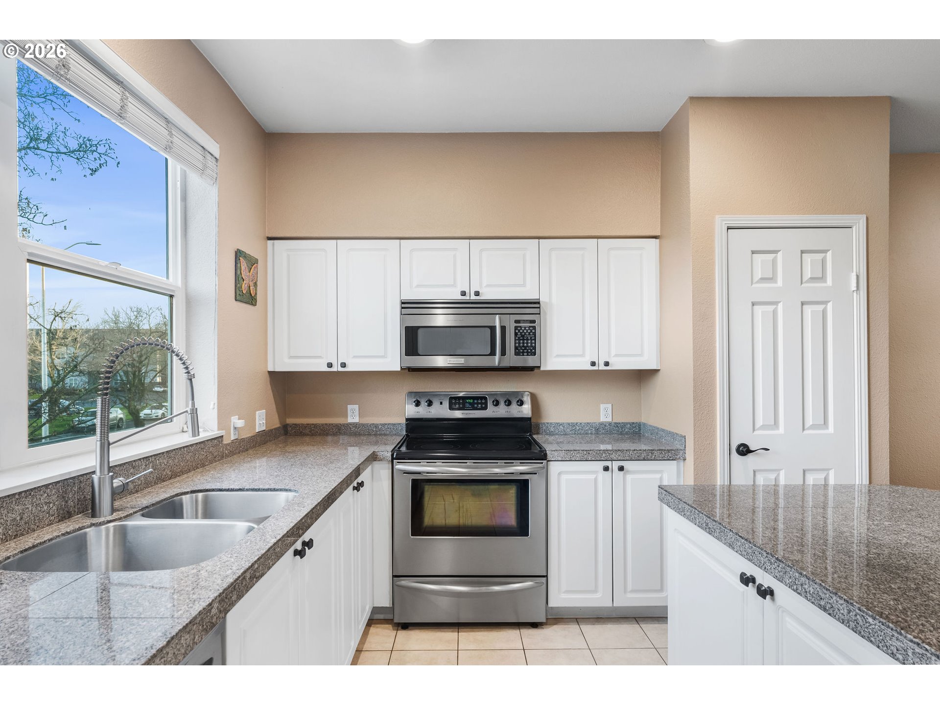 1816 Southeast Cutter Lane Vancouver, WA 98661 - Photo 14 of 43 a kitchen with a sink stove and microwave
