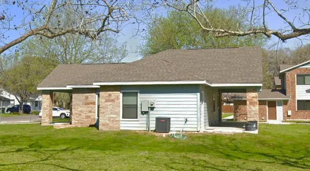 $507 | 106 Walnut Street, Hallettsville, TX 77964