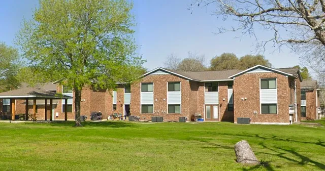 $507 | 106 Walnut Street, Hallettsville, TX 77964