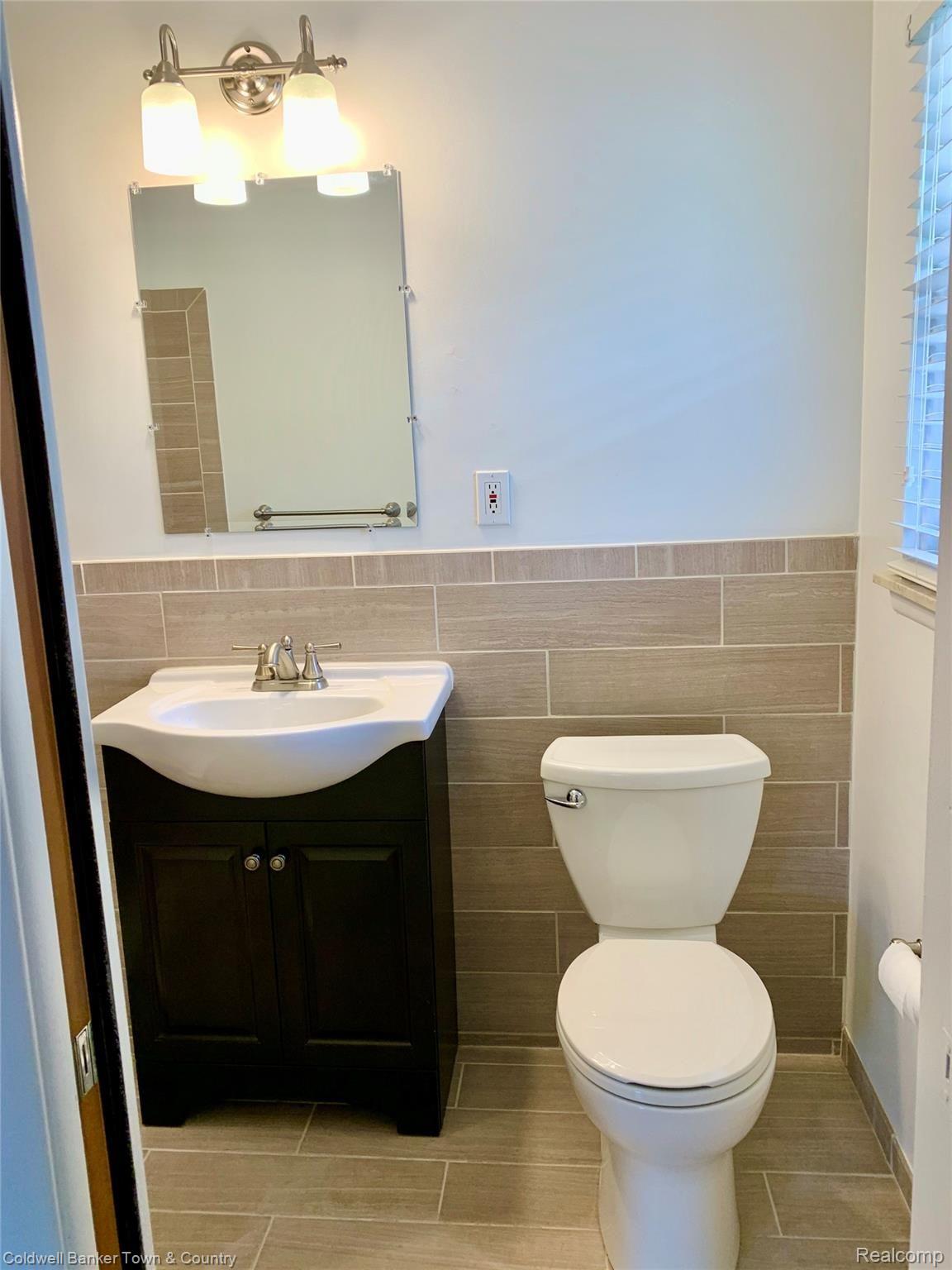 19131 Wedgewood Road Riverview, MI 48193 - Photo 13 of 28 Master Bath