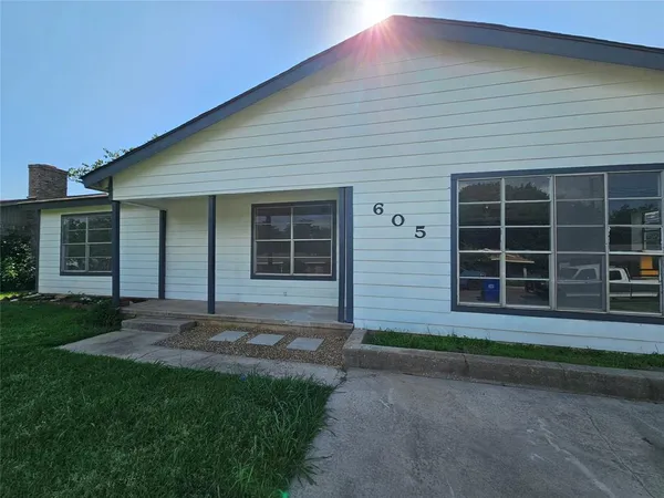 $1,750 | 605 White Street, Whitesboro, TX 76273