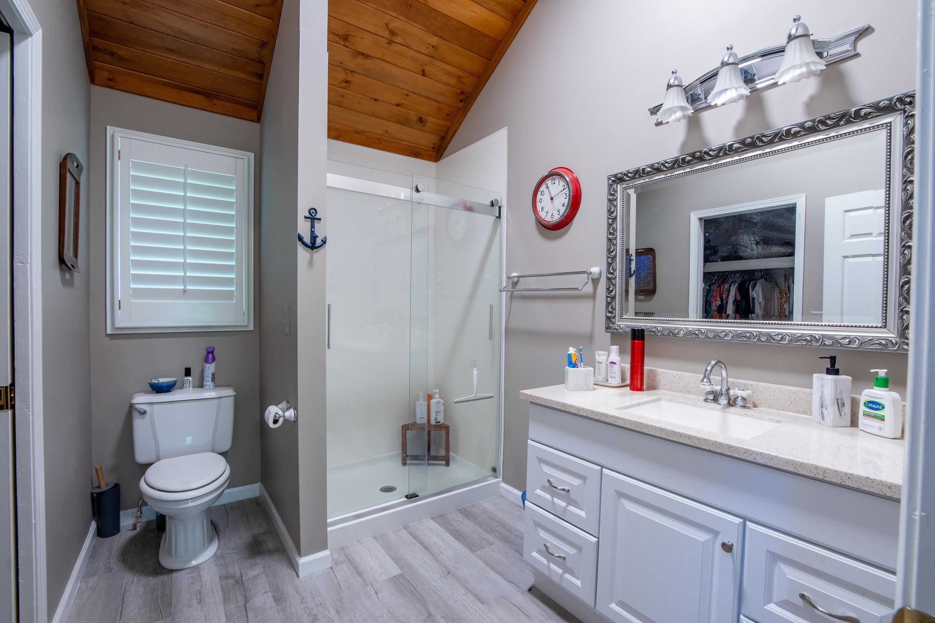 140 Ridge View Savannah, TN 38372 - Photo 33 of 36 a bathroom with a sink a toilet and mirror