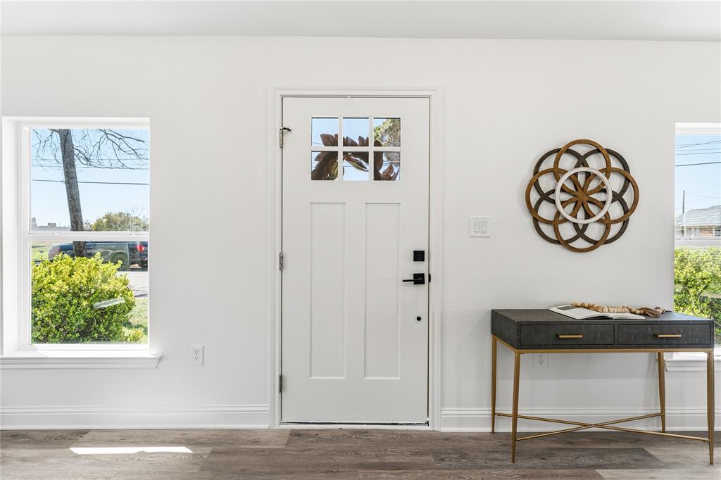 815 Garrison Street Waco, TX 76704 - Photo 4 of 36 a view of a hallway with paintings on the wall