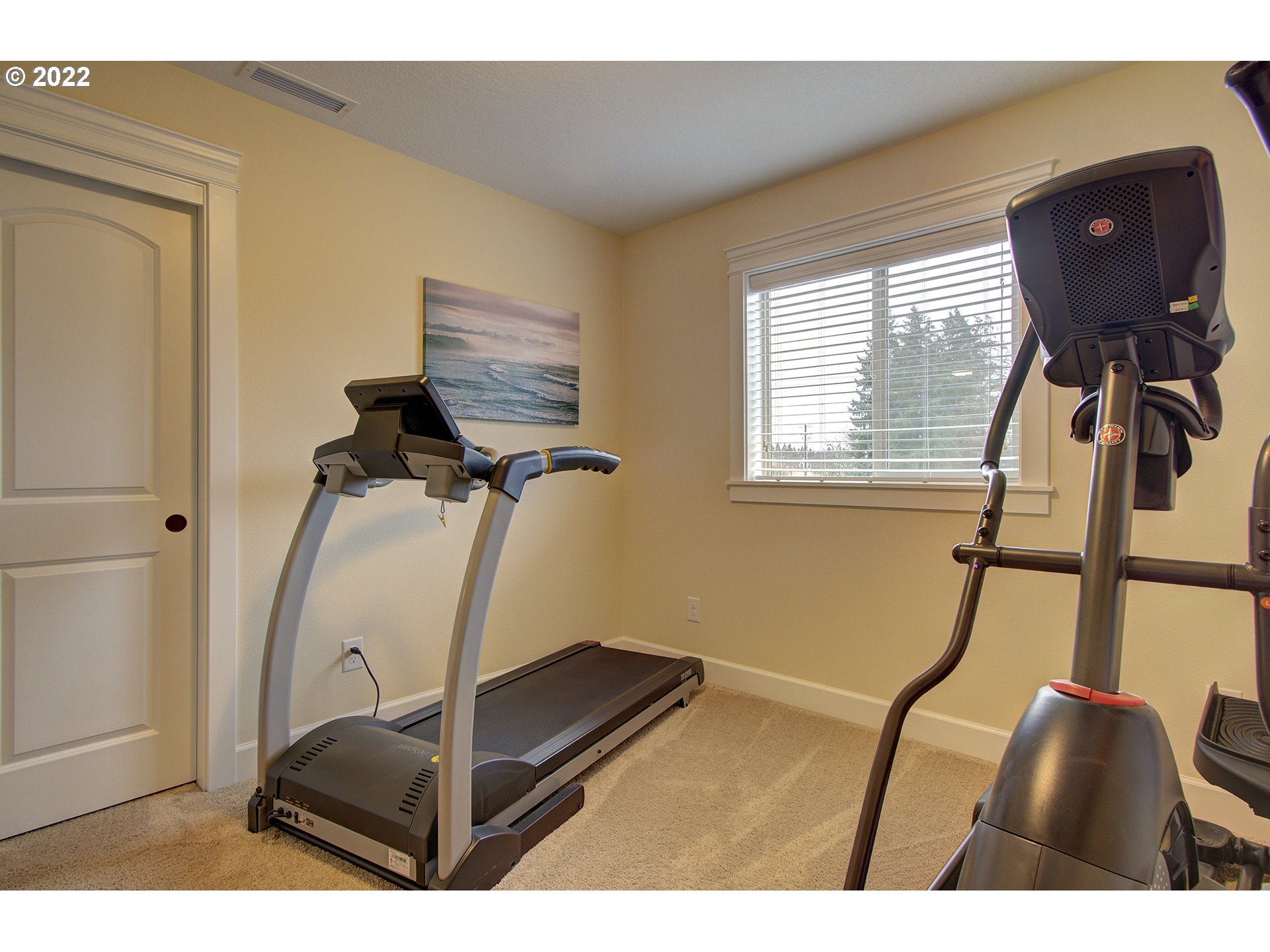 101 North 38th Place Ridgefield, WA 98642 - Photo 18 of 32 a room with furniture and windows
