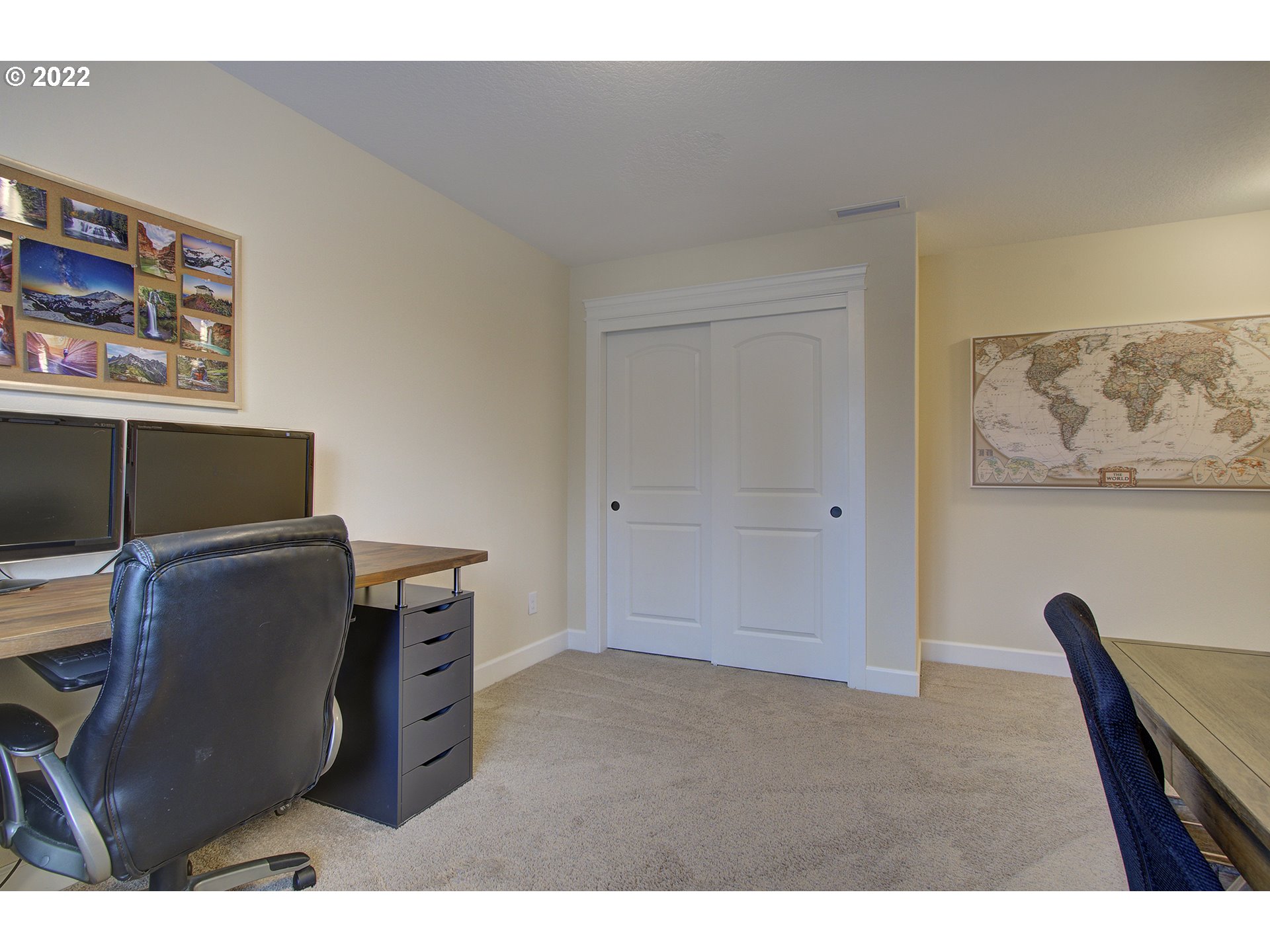 101 North 38th Place Ridgefield, WA 98642 - Photo 20 of 32 a living room with furniture