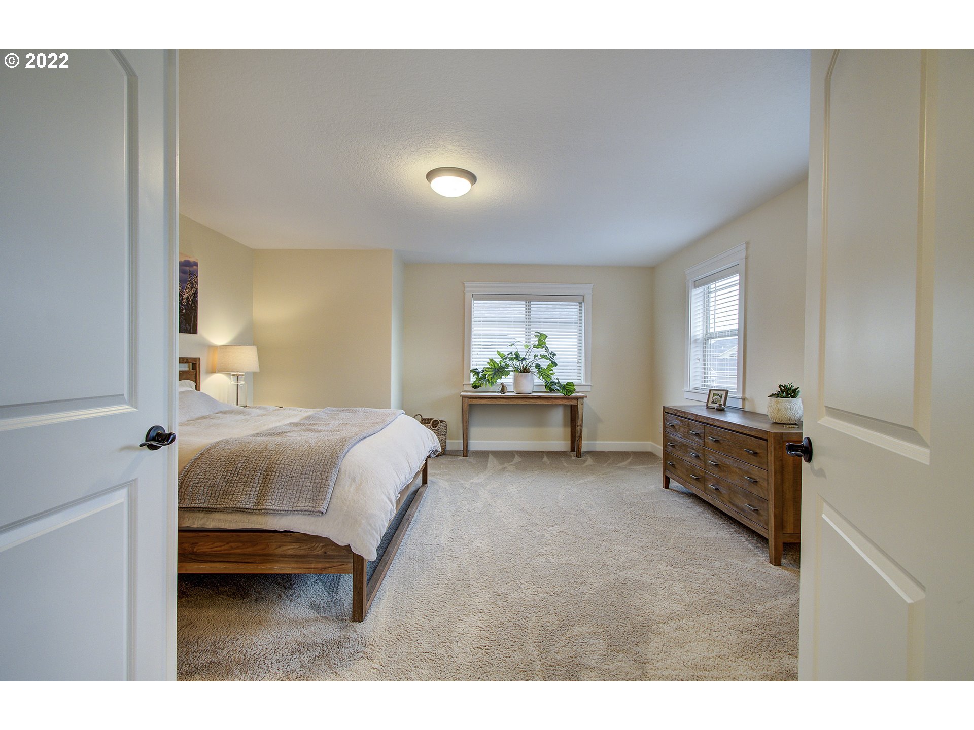 101 North 38th Place Ridgefield, WA 98642 - Photo 22 of 32 a spacious bedroom with a bed and a couch