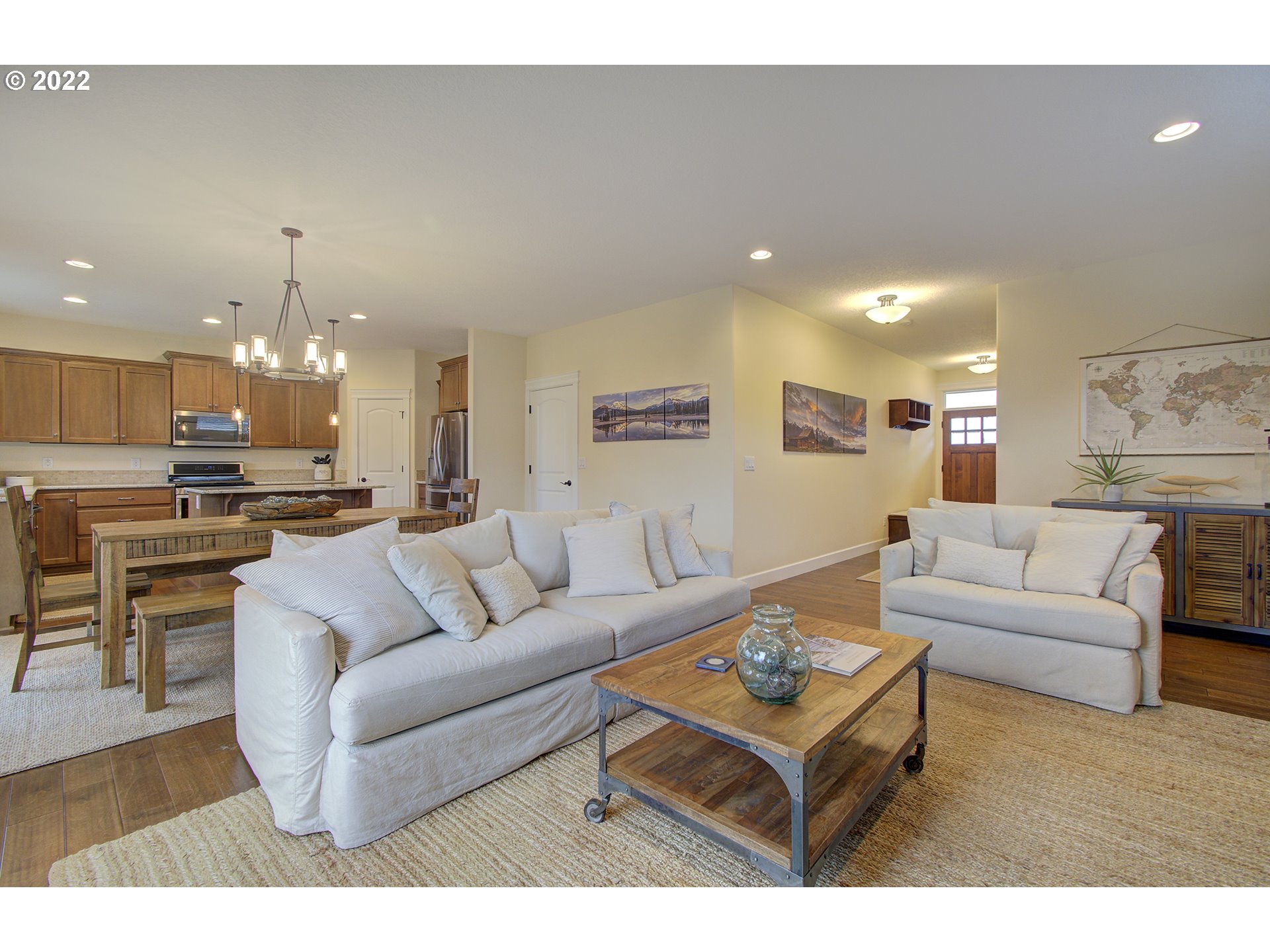 101 North 38th Place Ridgefield, WA 98642 - Photo 4 of 32 a living room with furniture and kitchen view