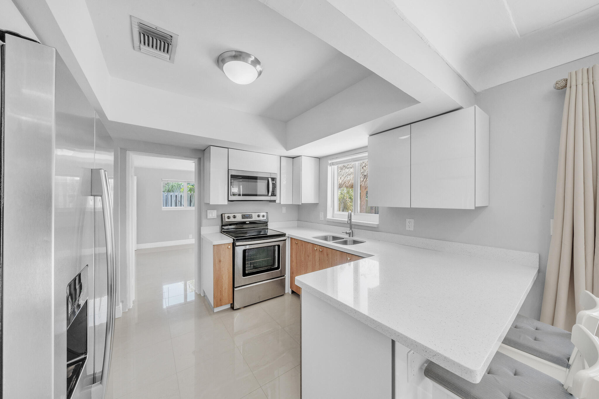 1970 Northeast 32nd Street Lighthouse Point, FL 33064 - Photo 15 of 58 6 Kitchen