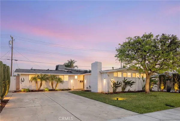 a view of a house with a yard