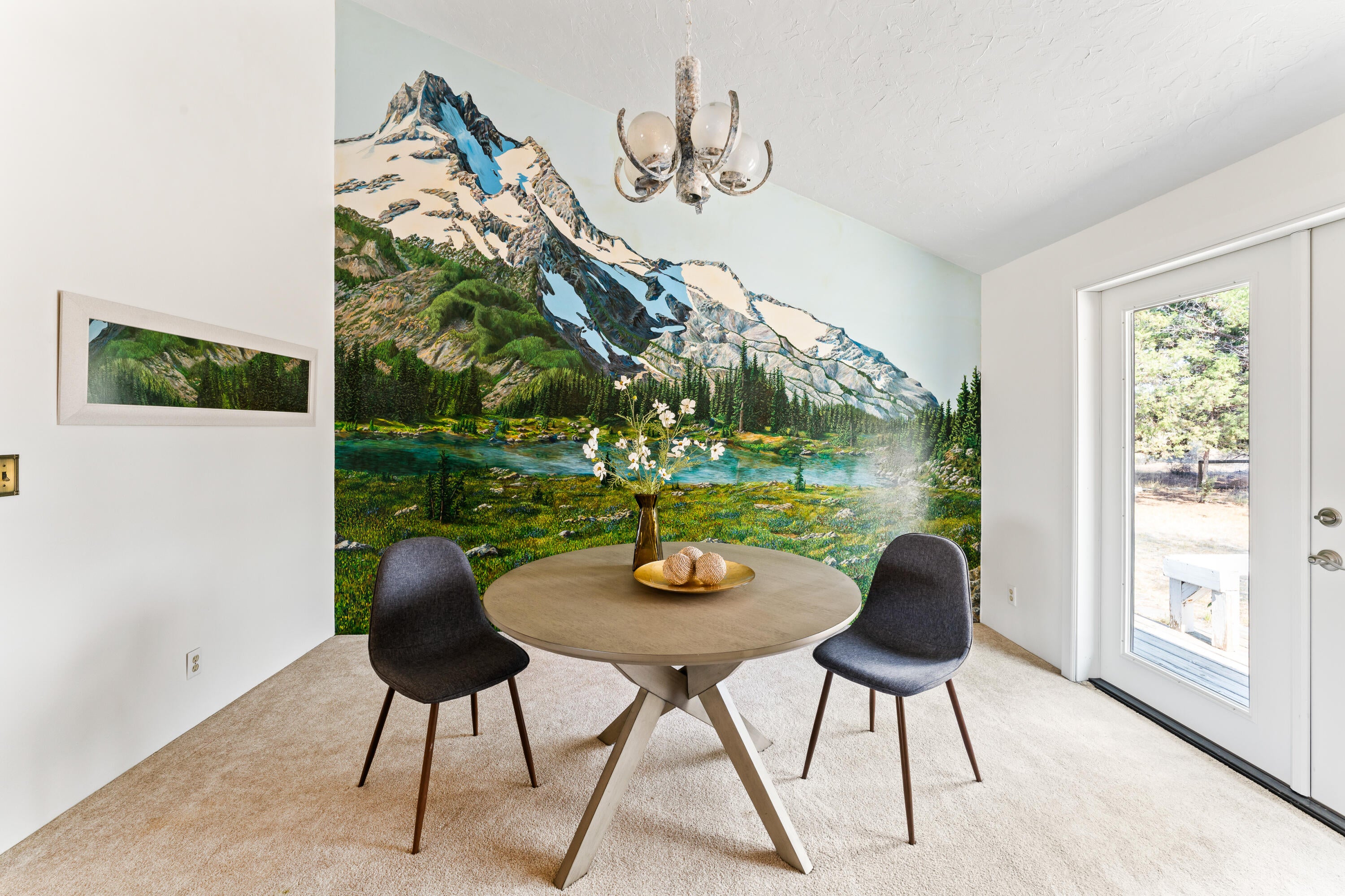 17845 Plainview Road Bend, OR 97703 - Photo 17 of 41 Eating Area w/ Vaulted Ceiling