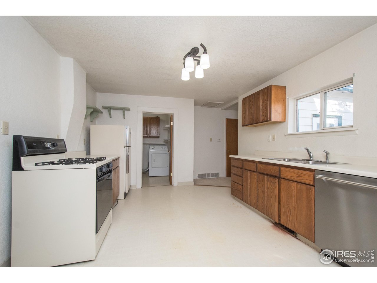 104 Oak Street Windsor, CO 80550 - Photo 11 of 31 Kitchen
