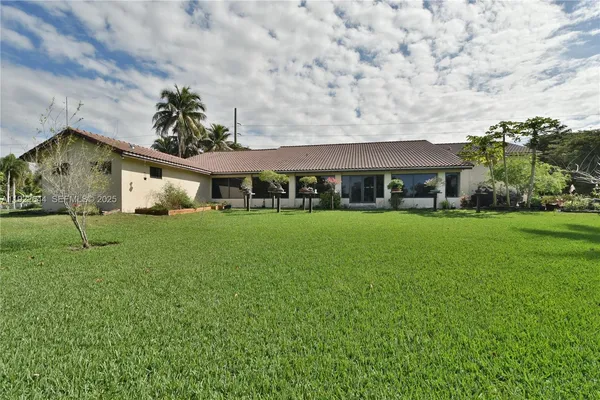 a view of a house with a backyard