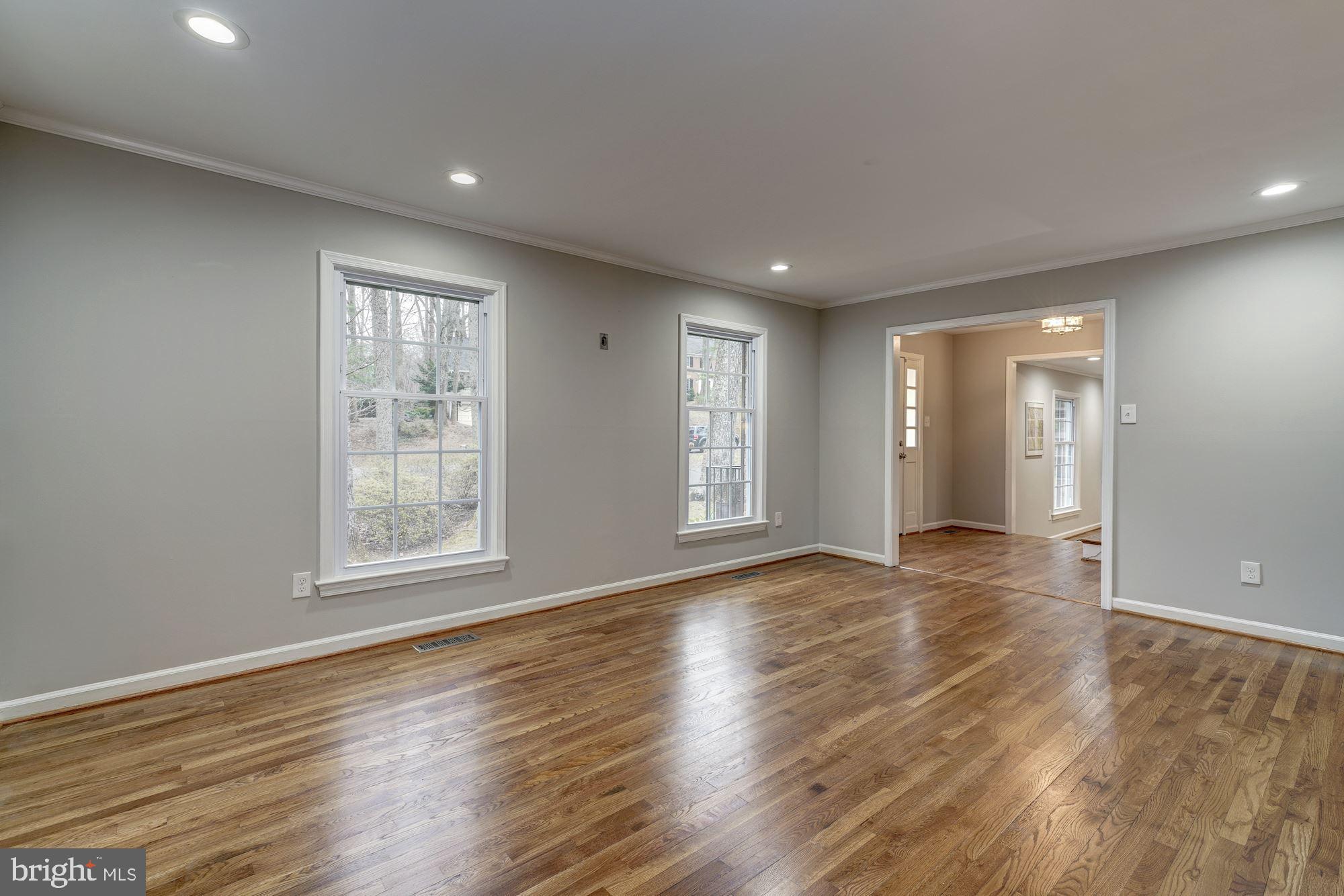 11908 Hunting Ridge Court Potomac, MD 20854 - Photo 6 of 36 Main Level - Living Room