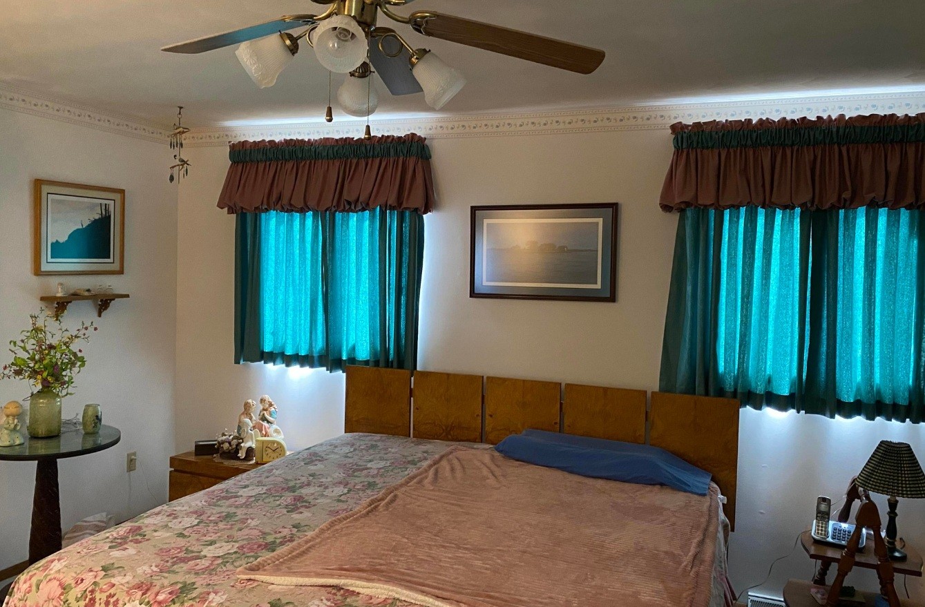 929 Nantucket Avenue Mount Carmel, TN 37645 - Photo 11 of 15 a bedroom with a bed and a window