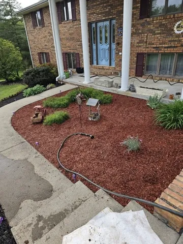 a view of a house with backyard