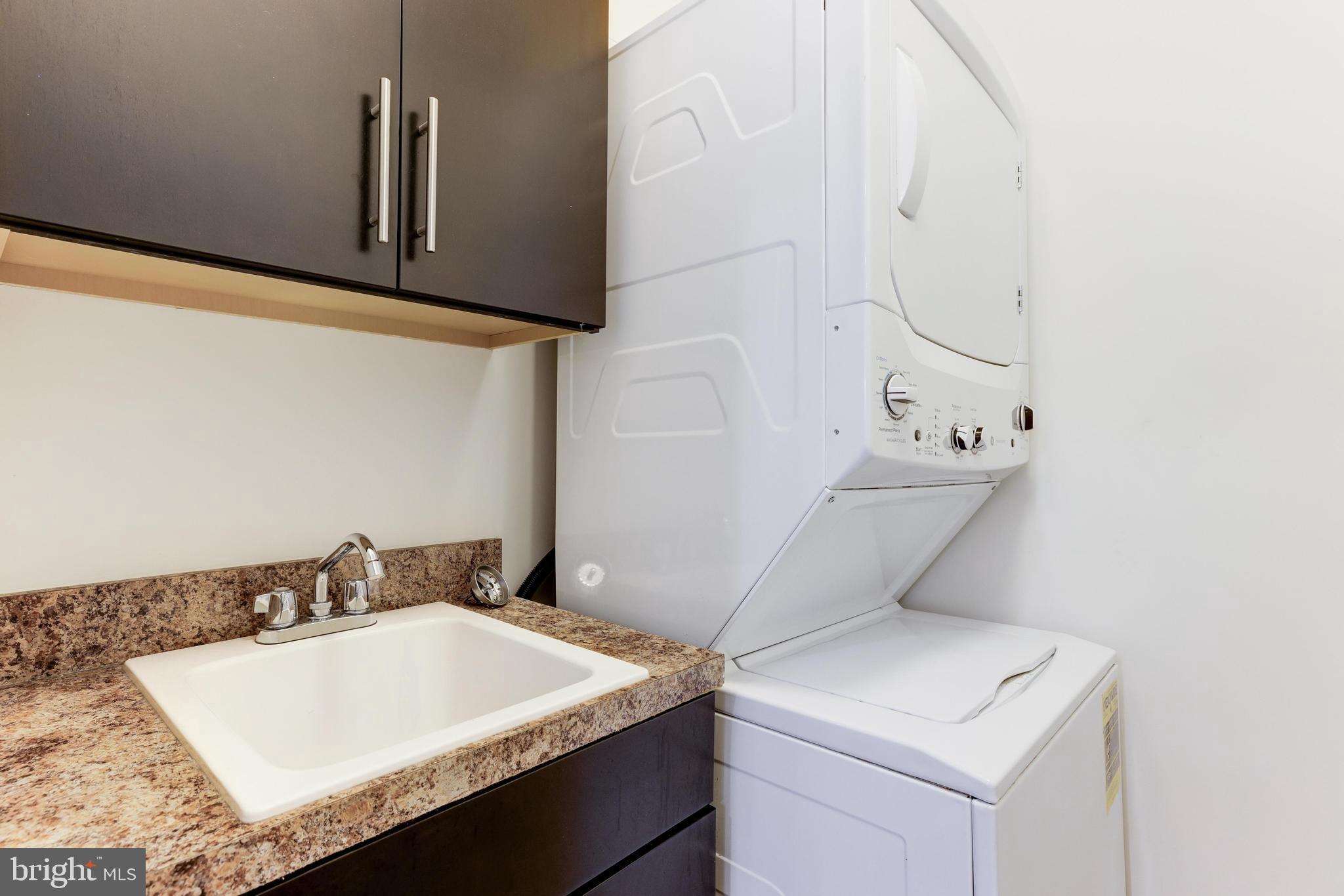 13660 Endeavour Drive, Unit 20C Herndon, VA 20171 - Photo 27 of 35 a bathroom with a sink toilet and vanity