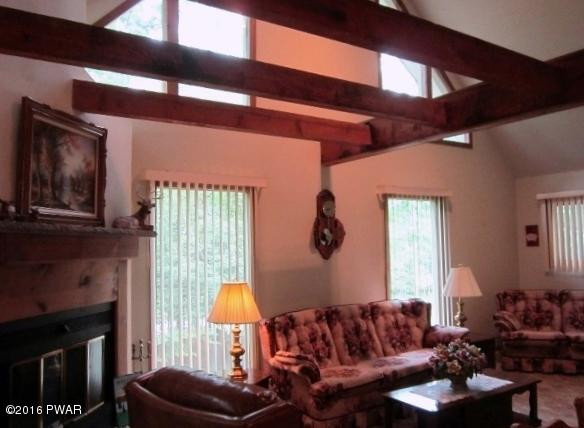 101 Perch Road Lackawaxen, PA 18435 - Photo 11 of 31 11 LIVING ROOM (600x450)