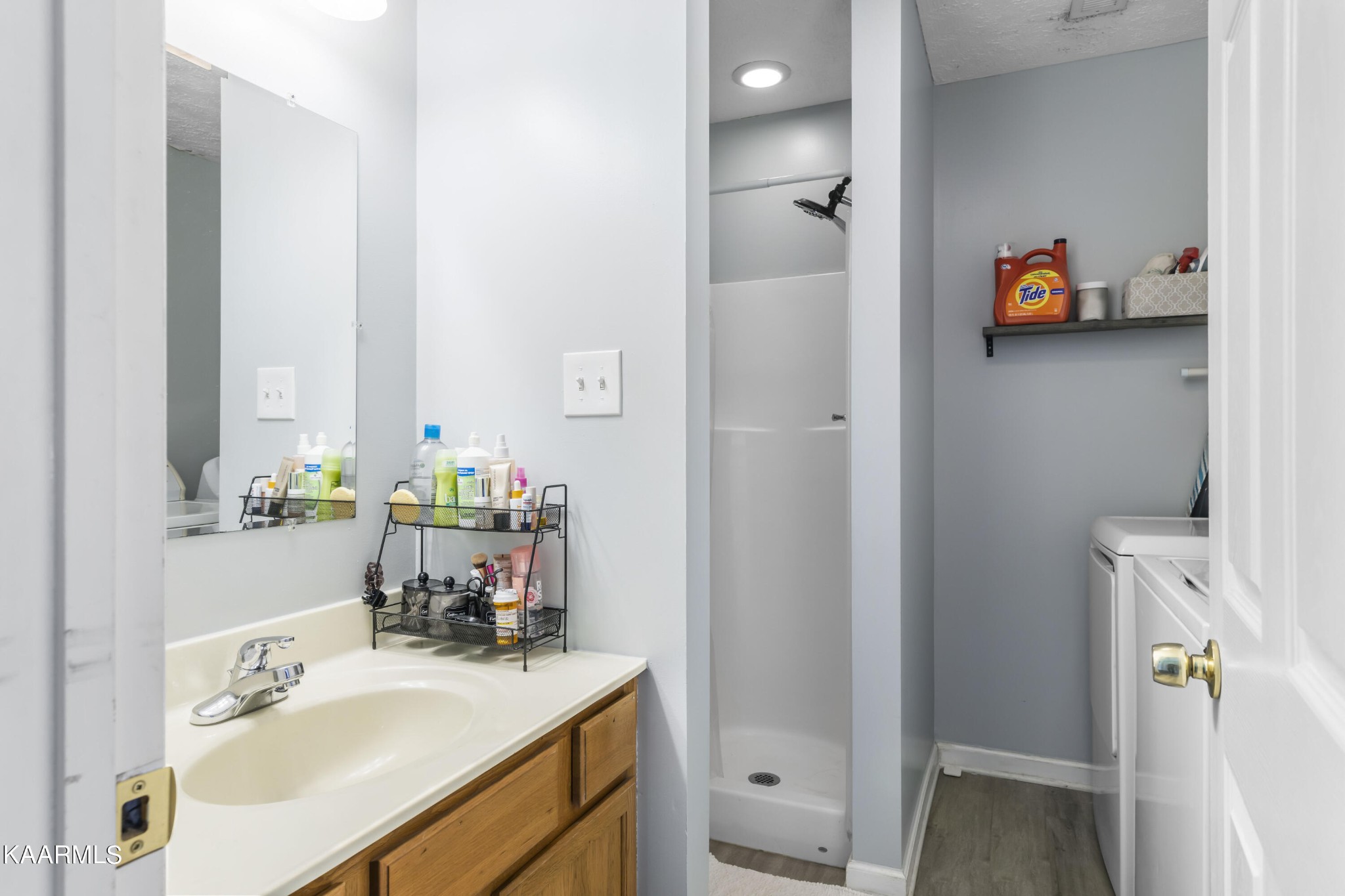 3909 Abercorn Road Knoxville, TN 37921 - Photo 18 of 18 a bathroom with a sink vanity and a mirror