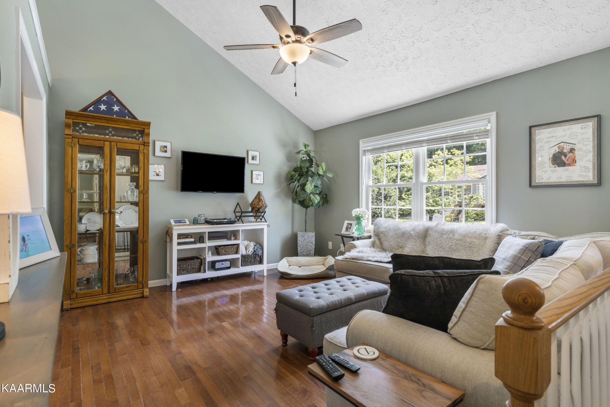 3909 Abercorn Road Knoxville, TN 37921 - Photo 4 of 18 a living room with furniture and a flat screen tv