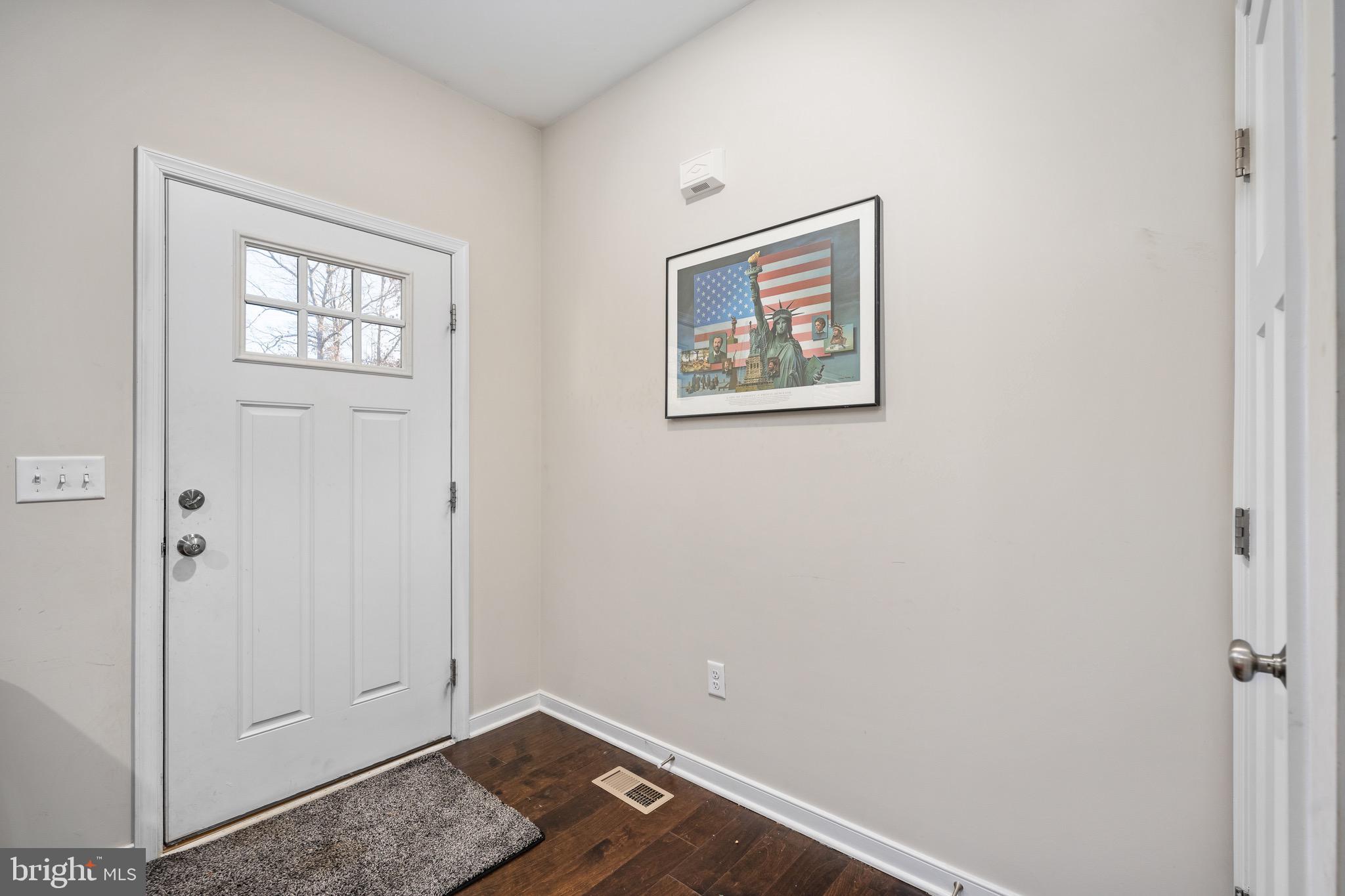 1002 Lakeview Parkway Locust Grove, VA 22508 - Photo 6 of 30 Welcoming entry foyer