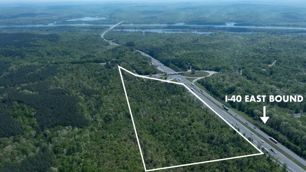 a view of a yard with a street