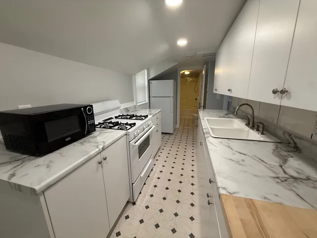 $975 | 326 1/2 South Walnut Street, Sycamore, IL 60178