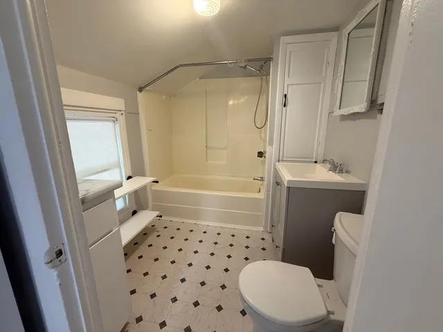 $975 | 326 1/2 South Walnut Street, Sycamore, IL 60178