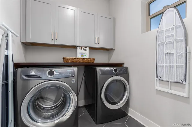 a view of entryway with washer and dryer