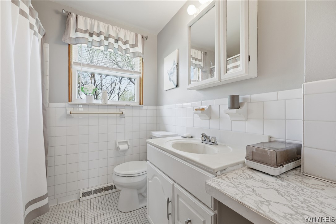 86 Patsy Lane Cheektowaga, NY 14043 - Photo 32 of 40 Left Side Full Bath