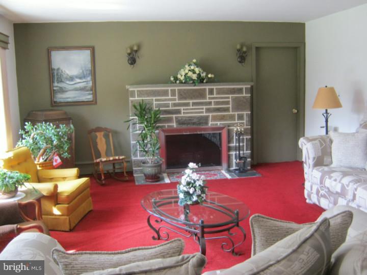 7 Pump Branch Road Berlin, NJ 08009 - Photo 2 of 25 Living Room