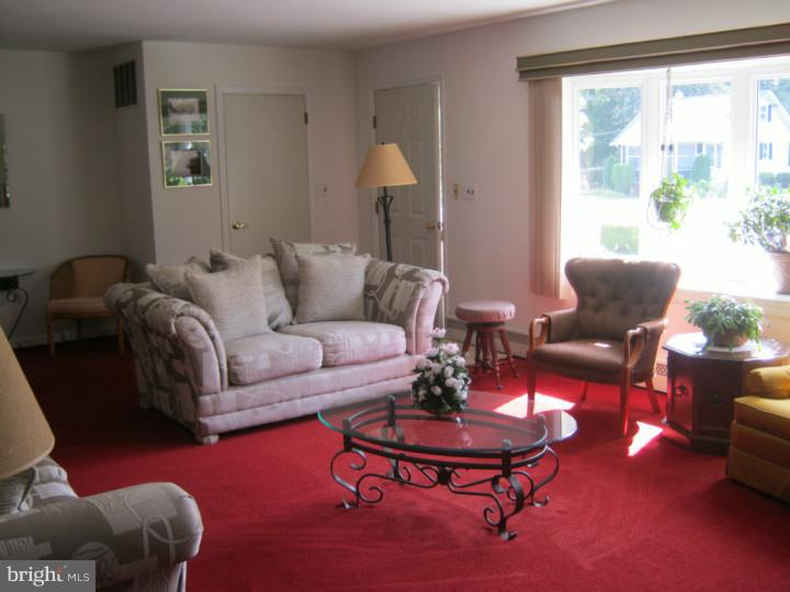 7 Pump Branch Road Berlin, NJ 08009 - Photo 3 of 25 Living Room