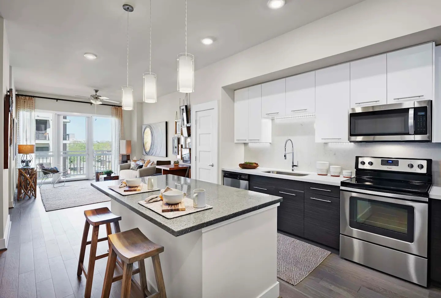 2727 Travis Street, Unit 608 Houston, TX 77006 - Photo 5 of 28 Move in by July 31 to receive up to 2 weeks FREE!