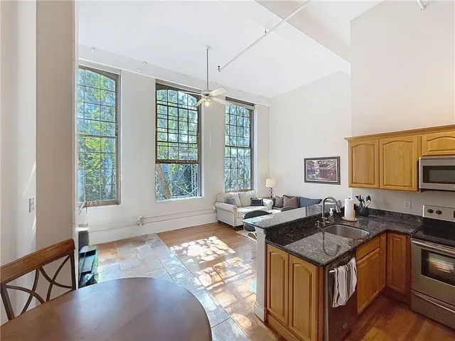 $2,400 | 920 Poeyfarre Street, Unit 208, New Orleans, LA 70130