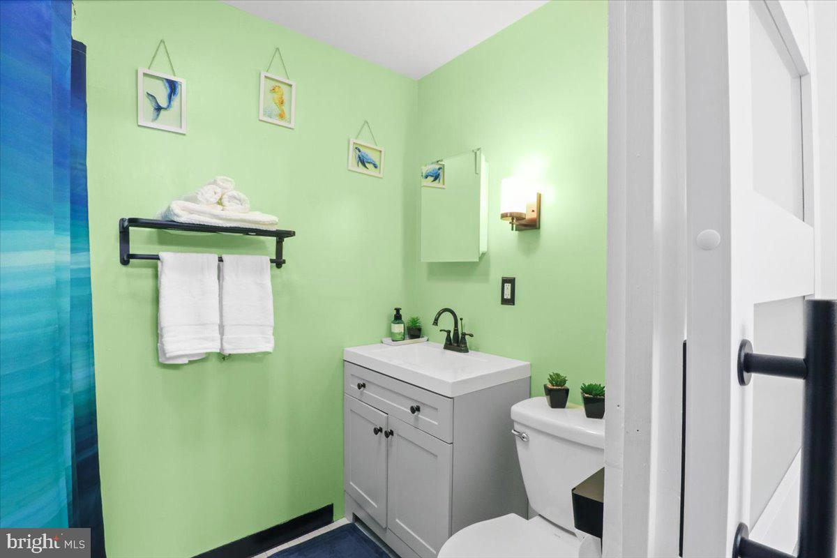 1518 Manley Road, Unit B3 West Chester, PA 19382 - Photo 15 of 23 Full hall bathroom