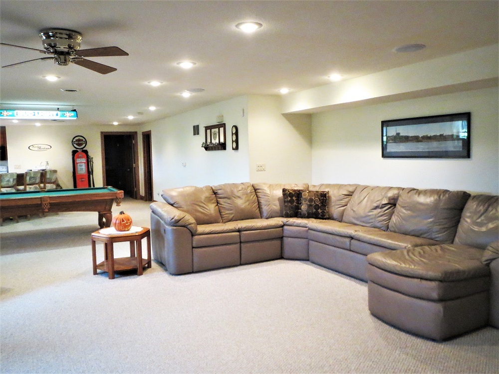 1122 Sterling Road Dixon, IL 61021 - Photo 21 of 45 a living room with furniture