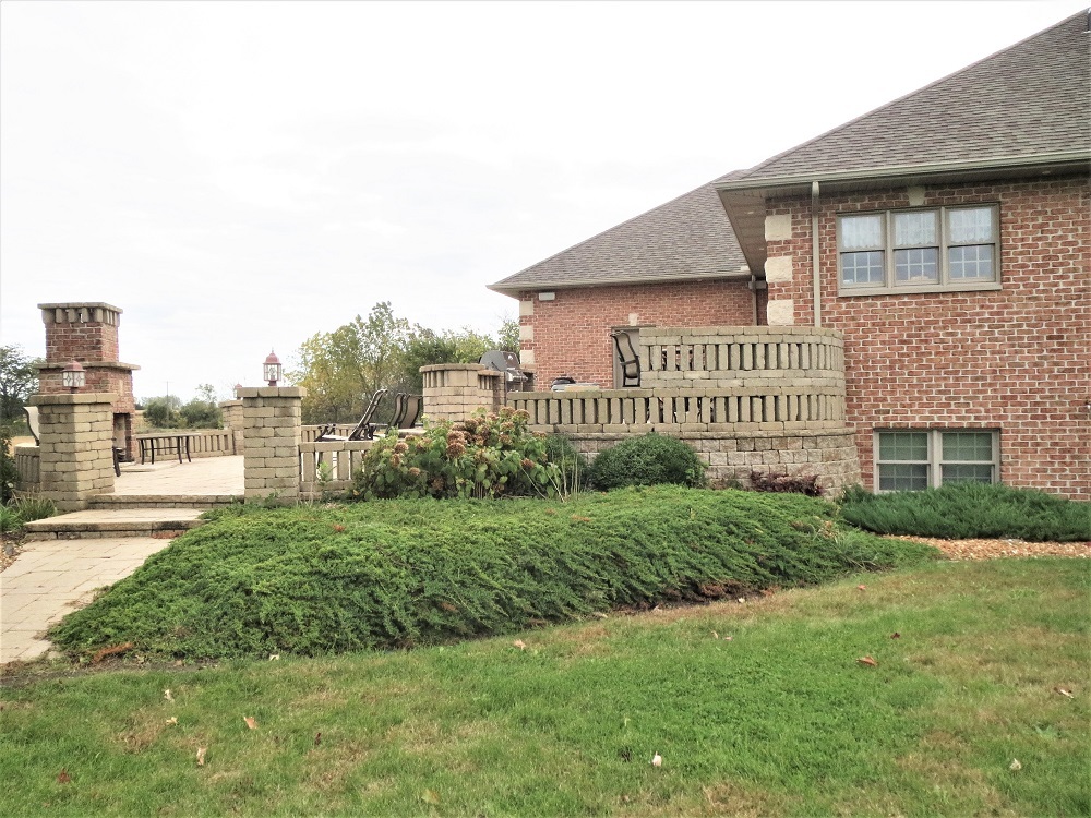 1122 Sterling Road Dixon, IL 61021 - Photo 33 of 45 a front view of a house with a yard